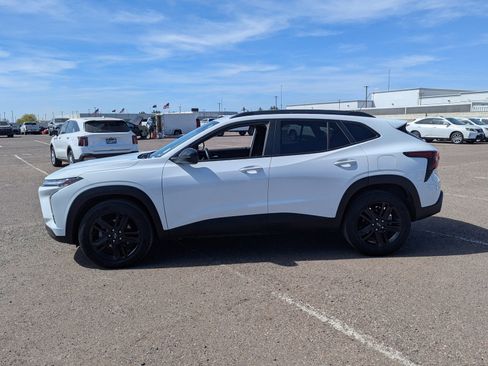 Used 2024 Chevrolet Trax ACTIV w/ Sunroof Package image 2