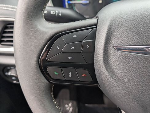 Used 2024 Chrysler Pacifica Limited FWD image 24