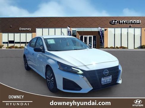 Used 2025 Nissan Altima 2.5 SV FWD image 3