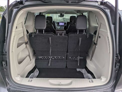 Used 2023 Chrysler Pacifica Touring-L FWD image 13
