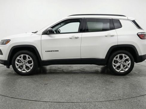 Used 2025 Jeep Compass Latitude AWD/4WD image 5