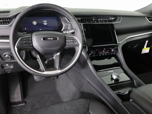 Used 2025 Jeep Grand Cherokee L Altitude image 11