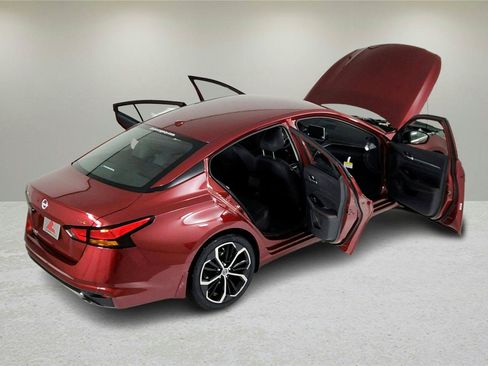 Used 2024 Nissan Altima 2.5 SR FWD image 18