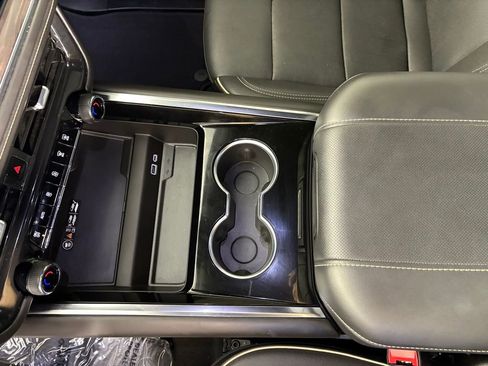 Used 2025 Chevrolet Suburban Premier image 36