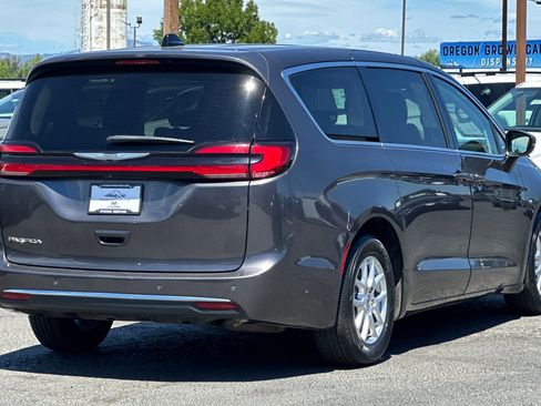 Used 2023 Chrysler Pacifica Touring-L FWD image 4