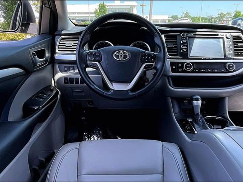 Used 2017 Toyota Highlander XLE AWD/4WD image 17