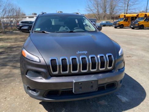 Used 2015 Jeep Cherokee Latitude w/ Cold Weather Group AWD/4WD image 2