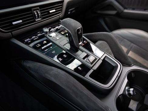 Certified 2022 Porsche Cayenne Turbo GT AWD/4WD image 17