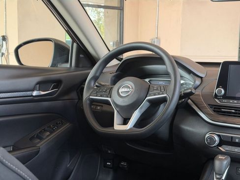 Used 2025 Nissan Altima 2.5 SV FWD image 29