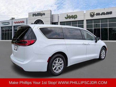 Certified 2025 Chrysler Pacifica Select FWD image 3