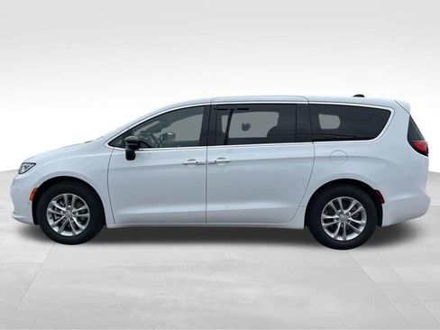 New 2026 Chrysler Pacifica Select image 4