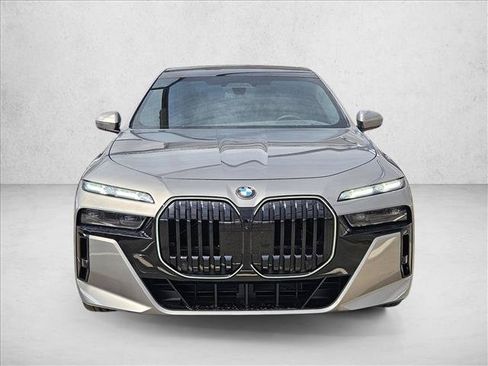 Used 2025 BMW 760i xDrive w/ Executive Package AWD/4WD image 2