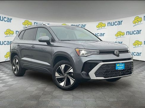 Used 2025 Volkswagen Taos SE w/ Panoramic Sunroof Package AWD/4WD image 1