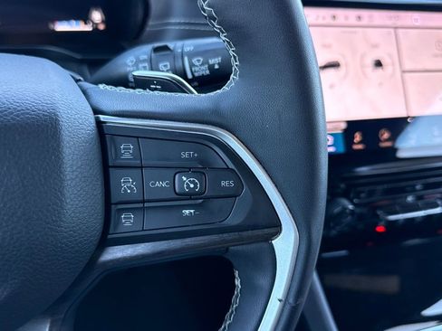 Used 2024 Jeep Grand Cherokee Limited w/ Black Appearance Package image 18