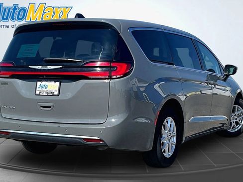 Used 2023 Chrysler Pacifica Touring-L FWD image 9