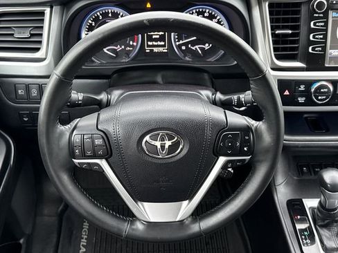 Used 2017 Toyota Highlander SE AWD/4WD image 15