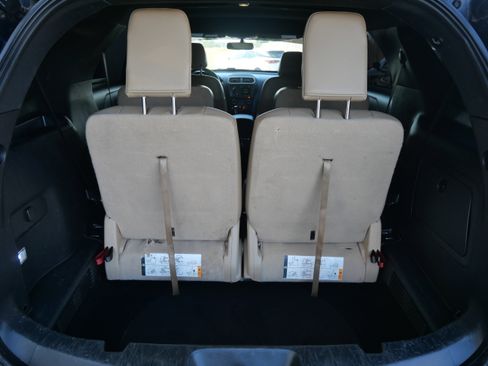 Used 2017 Ford Explorer XLT w/ Equipment Group 202A image 8