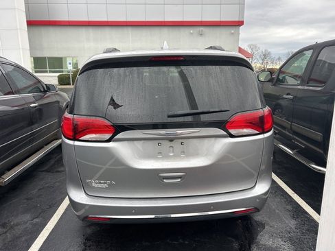 Used 2017 Chrysler Pacifica Touring-L image 7