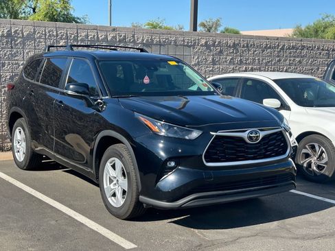 Used 2023 Toyota Highlander LE FWD image 5