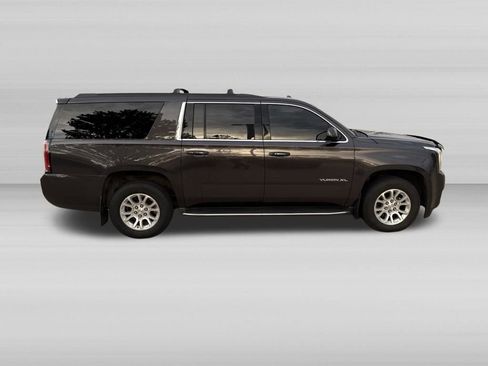 Used 2017 GMC Yukon XL SLT w/ Open Road Package AWD/4WD image 4