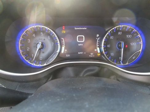 Used 2021 Chrysler Pacifica Touring-L image 35