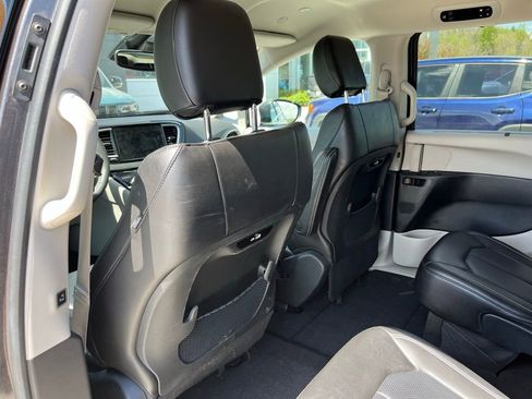 Used 2023 Chrysler Pacifica Touring-L image 8