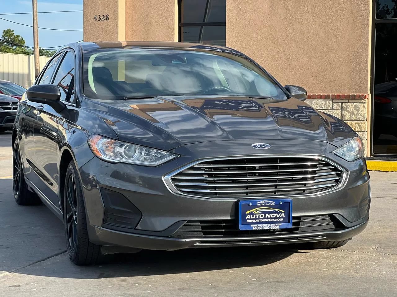 Used 2020 Ford Fusion SE FWD image 2
