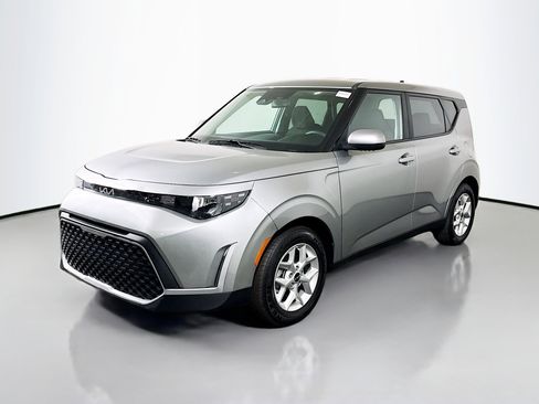 Used 2025 Kia Soul LX w/ LX Technology Package image 4