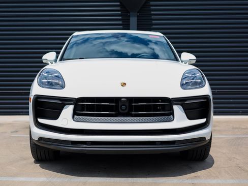 Certified 2025 Porsche Macan image 12