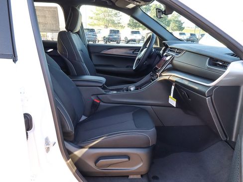 New 2025 Jeep Grand Cherokee Laredo w/ Luxury Tech Group I image 25