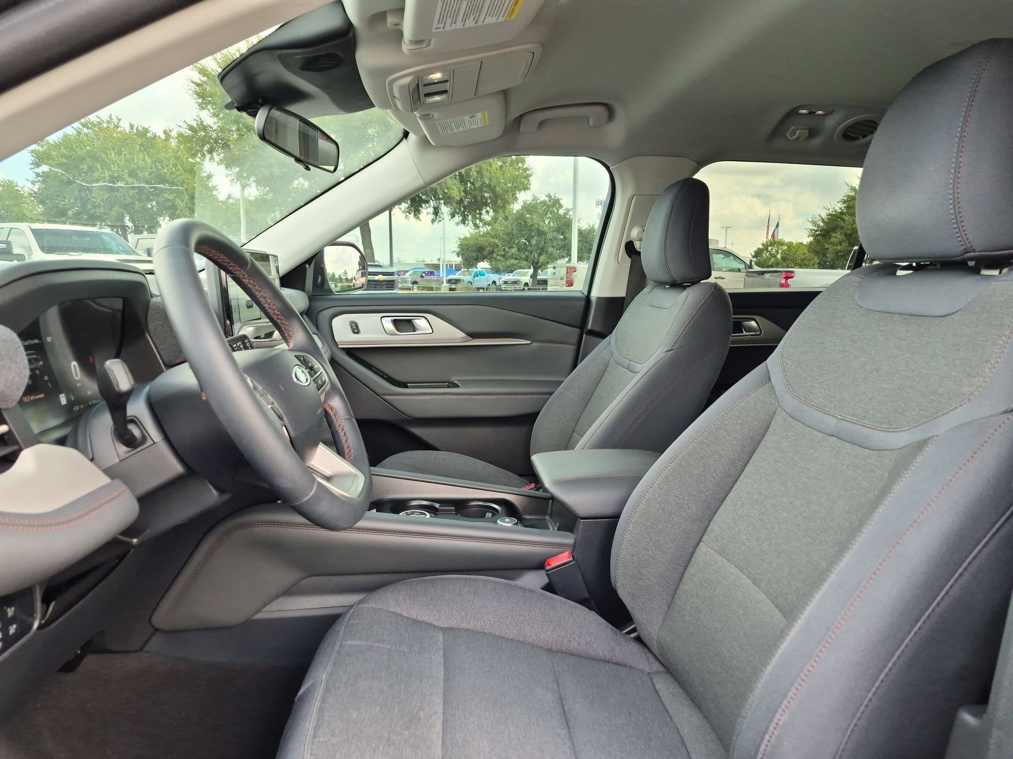 Used 2025 Ford Explorer Active RWD image 9