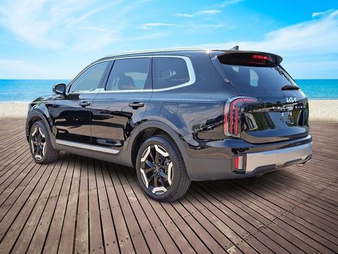 Used 2025 Kia Telluride EX w/ EX Captain's Chair Package FWD image 4