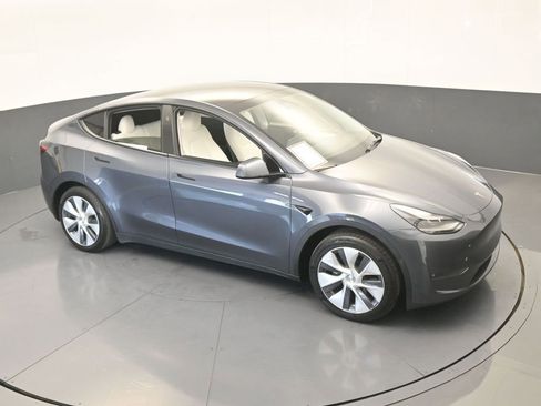 Used 2023 Tesla Model Y Standard Range image 51