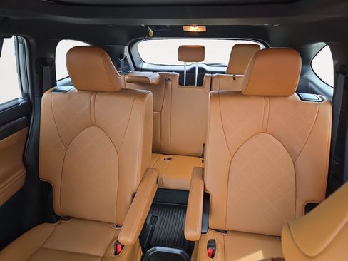 New 2026 Toyota Highlander Platinum AWD/4WD image 13