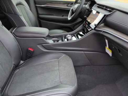 New 2026 Jeep Grand Cherokee Altitude image 32