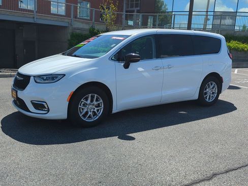 Used 2024 Chrysler Pacifica Touring-L FWD image 3