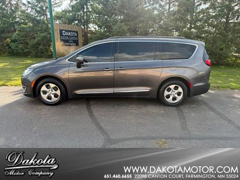 Used 2017 Chrysler Pacifica Touring-L w/ Tire & Wheel Group FWD image 1