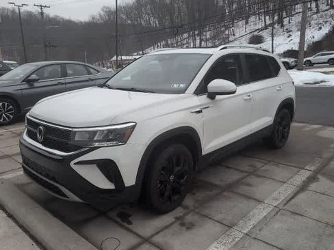 Certified 2022 Volkswagen Taos SE w/ Panoramic Sunroof Package image 1