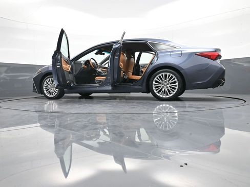 Used 2020 Toyota Avalon Limited image 48