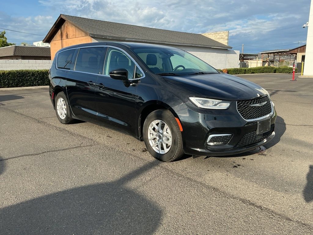 Used 2024 Chrysler Pacifica Touring-L FWD image 3