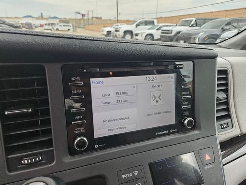 Used 2018 Toyota Sienna XLE FWD image 17