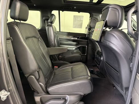 Used 2022 Jeep Wagoneer Series III w/ Premium Group I AWD/4WD image 30