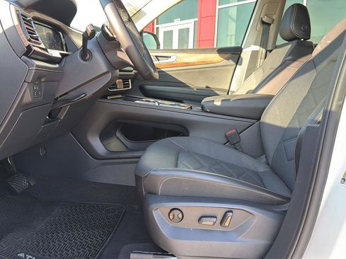 Used 2024 Volkswagen Atlas SE FWD image 19