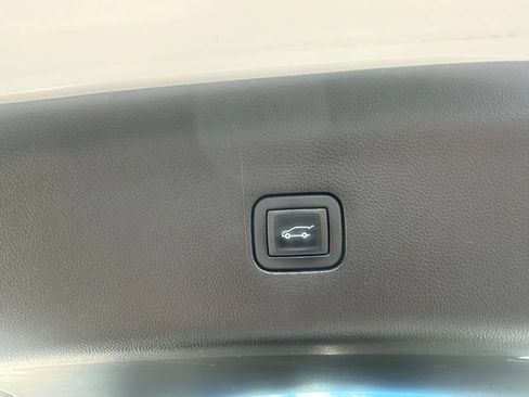 Used 2020 Buick Enclave Premium w/ Sun and Sites Package AWD/4WD image 18
