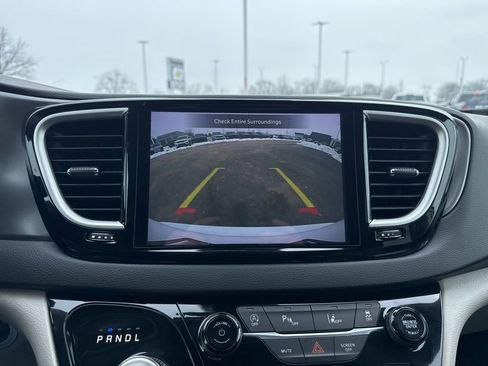 Used 2023 Chrysler Pacifica Touring-L FWD image 17