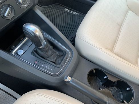 Used 2017 Volkswagen Jetta SE FWD image 18