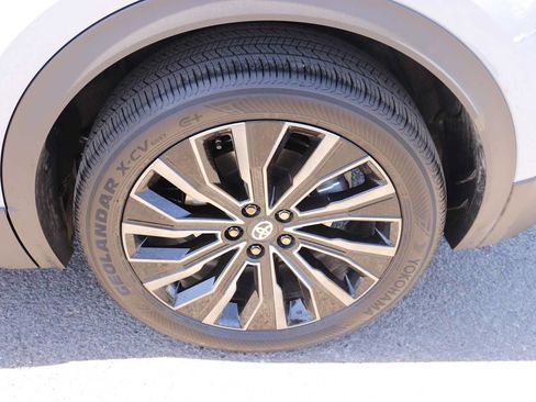 Used 2026 Toyota C-HR AWD/4WD image 9