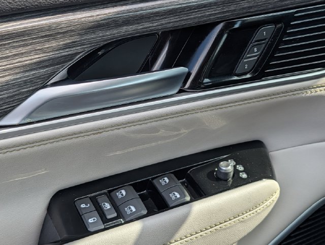 Used 2024 Jeep Wagoneer L Series II RWD image 20