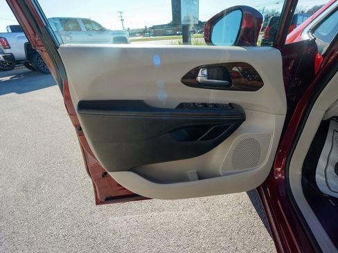 Used 2021 Chrysler Pacifica Limited w/ Uconnect Theater Family Group image 19