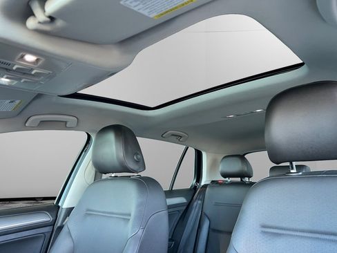 Used 2015 Volkswagen Golf S image 40